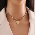 Dettaglio della collana cuore dorata con pendente occhio e cursori lucidi su catena a rete - Stile Malocchio Cuore Occhio Blu (4#)