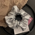 Elastico per capelli in pelle PU argento stile Y2K con finitura metallica a pieghe - Scrunchie grande