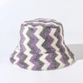 Detalle de la textura de punto ondulado del sombrero de pescador de felpa suave - M (56-58cm) / Morado