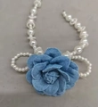 Collar de flores de mezclilla azul con perlas blancas de estilo pastoral vintage - Pinzas de pelo pico de pato / Azul claro
