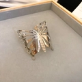Dettaglio del bracciale rigido a farfalla argento con trama martellata e traforata - Farfalla Svuotata (Argento) / Argento