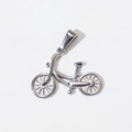 Ciondolo a forma di bicicletta in metallo argento con finitura lucida su fondo bianco - Bicicletta - Colore Acciaio