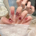 Primer plano de uñas postizas degradadas en rojo oscuro con rosas 3D y perlas - 633-Medium Coffin (XS)