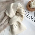Bufanda de punto minimalista para mujer en color crema con etiqueta decorativa - Chevron / Blanco Roto