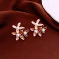 Dettaglio di orecchini a fiore con petali in smalto rosa e perle bianche su velluto - Viola Rosa (Placcato Oro)