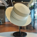 Elegante cappello di paglia a testa piatta beige con nastro bianco e decoro di perle - Cappello di Paglia Perla Artificiale Beige (D-438)