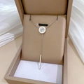 Dettaglio macro della collana in argento con numeri romani e ciondolo in cristallo - Argento