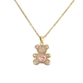 Détail du collier pendentif ours doré avec zircons roses et pierre en forme de cœur - Ours Rose