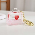 Detalle macro del llavero mini bolso con arenas movedizas rosas y corazón love - Corazón-Mini Bolso