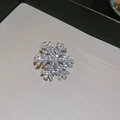 Makroaufnahme der silbernen Schneeflocken-Haarklammer mit glänzenden Kristallen - Entenschnabel Clip (2,9 cm Durchmesser) / Silber