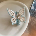 Pinza para el pelo de mariposa azul y crema con flores de fresa y resorte metálico dorado - Mariposa Hueco