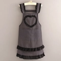 Delantal de lona gris con lunares, volantes negros y diseño de pecho en forma de corazón - Volantes de Corazón de Lona - Lunares Negros