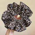 Großer Haargummi mit braunem Leopardenmuster aus seidigem Chiffon mit schwarzem Saum - Einlagiges Haargummi mit Leopardenmuster