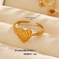 Verstellbarer goldener Edelstahl Herzring mit strukturierter Oberfläche und 1,8 g Gewicht - Texturiertes Herz-Stil (ZN1480-1225)