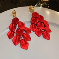 Orecchini a petalo di rosa rossa vintage con dettagli dorati su piatto di porcellana - 6 Stile base dorata con perno in argento / Rosso Opaco