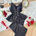 Elegantes schwarzes Satin-Schlafanzugset mit Camisole und Hose auf weißem Kunstfellteppich - 1XL / Schwarz