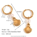 Vue détaillée de boucles d'oreilles en acier inoxydable doré 18K avec perles et coquillages - Or (Boucles d'oreilles)