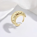 Dettaglio della trama martellata irregolare su anello aperto dorato vintage - Luna martellata oro