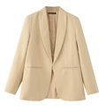 Détail de l'encolure avec étiquette de marque sur un blazer décontracté beige - Kaki
