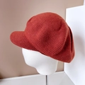 Klassische Strickmütze in leuchtendem Ziegelrot mit festem Schirm für Damen - M (56-58cm) / Rot