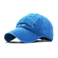 Dettaglio del berretto da baseball in cotone lavato blu brillante con ricamo New York - NEW YORK Blu Lago