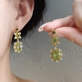 Boucles d'oreilles nœud vintage dorées avec gemme verte ovale et zircons sur mannequin - 24# Boucles d'oreilles pendantes papillon zircone vert plaqué or 18K (aiguille en argent)