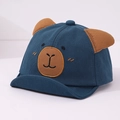 Détail de la casquette bébé avec oreilles d'ours et broderie, vue sous un angle de 45° - 48cm (6M-2A) / Bleu