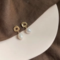 Detail of baroque pearl earrings featuring irregular hammered 18K gold-plated metal texture - Style 2