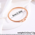 Vista macro de pulsera de cable de acero oro rosa con detalles de 6cm de diámetro y peso - Hebilla de Herradura Oro Rosa