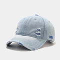 Dettaglio del ricamo 1999 e dell'effetto strappato sul cappellino da baseball in denim lavato - Regolabile / Ricamo Blu (1999)