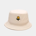 Dettaglio ravvicinato di un cappello da pescatore in cotone crema con ricamo a fiori gialli - M (56-58cm) / Beige