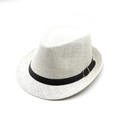 Détail d'un chapeau de paille blanc avec ruban noir et boucle argentée pour hommes - M (56-58cm) / Blanc