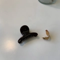 Détail d'une pince à cheveux en résine marron foncé avec finition brillante sur blanc - Chocolat
