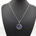 Collana con pianeta blu stella e luna su manichino nero con catena d'argento e zirconi - Argento