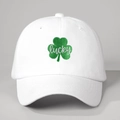 Detalle del bordado de trébol verde y texto lucky en la gorra de béisbol de algodón blanco - Blanco