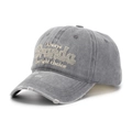 Dettaglio della visiera consumata e del ricamo sul cappellino da baseball in cotone lavato - Taglia unica (56-60cm regolabile) / Nero Carbone (C)