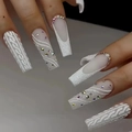 Detail van lange vierkante kunstnagels met witte trui-textuur en strassteentjes - Witte Trui Reliëf Kleurrijke Strass Stijl(BW126)