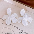 French vintage white resin flower drop earrings with a pearlescent texture finish - White (80# Silver Earring Post)