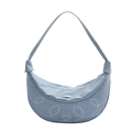 Borsa a spalla azzurra a mezzaluna con cuciture bianche e ciondolo a forma di cuore - Blu