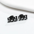 Vue macro de boucles d'oreilles chiffres 999 noires mates en acier inoxydable - Style 999 / Noir