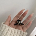 Mini molletta per capelli a camelia nera con bordo dorato e perla centrale - Nero Floreale