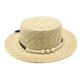 Cappello di paglia stile boater con nastro nero e perle eleganti su sfondo bianco - Stile Decorativo con Perle Simmetriche (01) / 01