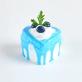 Herzförmiger Kuchen-Magnet mit Blaubeeren, blauem Sirup und weißer Creme-Verzierung - Blaubeerblau