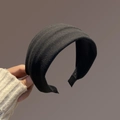 Vue détaillée du serre-tête noir rembourré avec une finition en tissu texturé - Noir