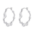 Dettaglio degli orecchini a cerchio irregolari in metallo liquido argento lucido - Stile VE1097 / Oro Bianco
