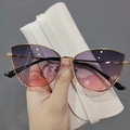 Occhiali da sole cat-eye in metallo dorato con lenti sfumate rosa e viola da donna - Montatura Oro Sfumata Grigio Rosa