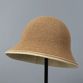 Dettaglio cappello a secchiello da donna in maglia kaki con bordo bianco a contrasto - M (56-58cm) / Cammello