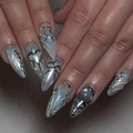 Faux ongles amande Y2K avec lignes 3D en métal liquide argenté et détails de perles - Style de Coeur Bleu Glace Liquide Métallique 3D (JP4199)