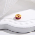 Vista macro di un distanziatore dorato con zirconi viola per la creazione di gioielli - Zircone Rosso Rosa / 6mm / Oro