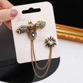 Vintage gouden bijenbroche met parels, grijze strass-steentjes en dubbele kettingen - Stijl 8992 Grijs